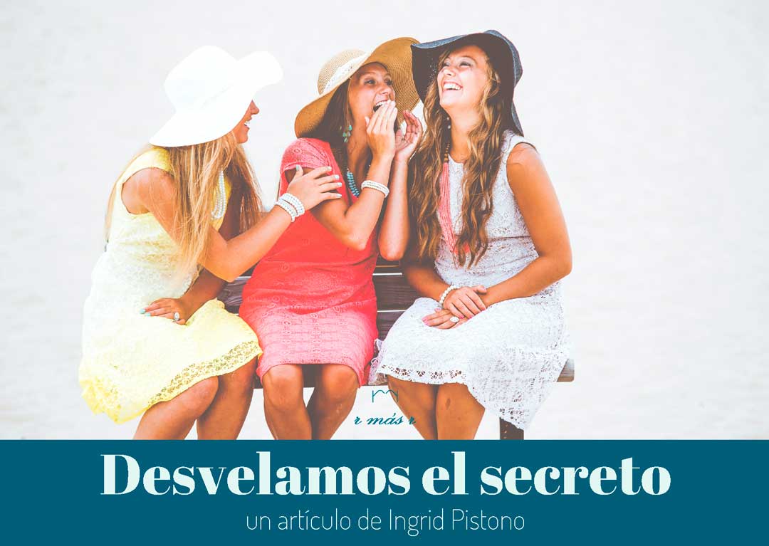 Tres chicas en un banco compartiendo un secreto